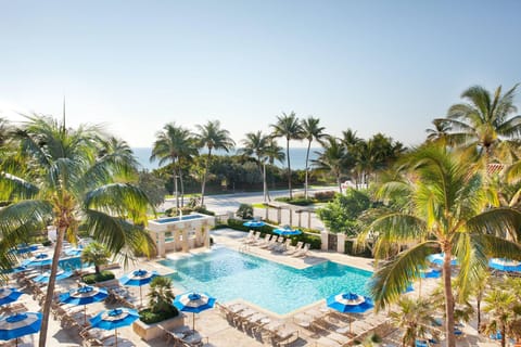 Swimming pool [outdoor]