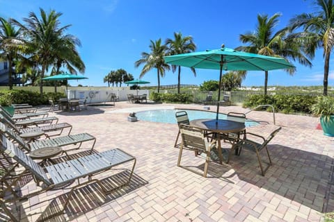 Sunset Vistas Two Bedroom Beachfront Suites Apartment hotel in Treasure Island