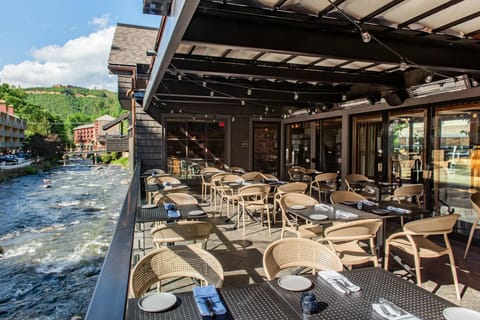 Historic Rocky Waters Inn, A Small Luxury Hotel Hotel in Gatlinburg