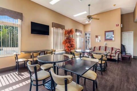 Econo Lodge Selmer Hotel in Tennessee