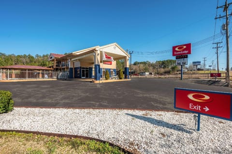 Econo Lodge Selmer Hotel in Tennessee