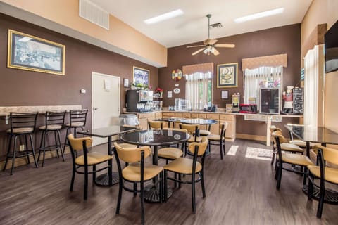 Econo Lodge Selmer Hotel in Tennessee