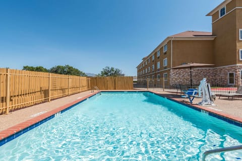 Days Inn & Suites by Wyndham Cleburne TX Hotel in Cleburne
