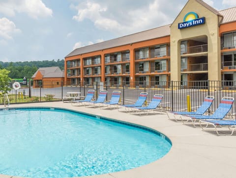 Swimming pool [outdoor]