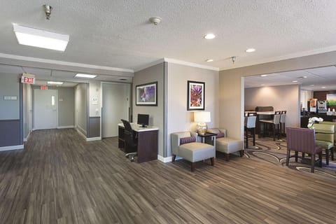 La Quinta Inn & Suites by Wyndham Baton Rouge Siegen Lane Hotel in Baton Rouge