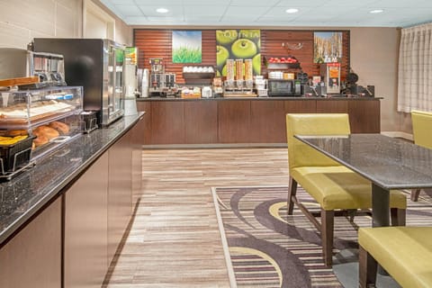 La Quinta Inn & Suites by Wyndham Baton Rouge Siegen Lane Hotel in Baton Rouge