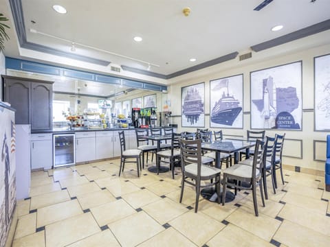 Days Inn & Suites by Wyndham Webster NASA-ClearLake-Houston Hotel in Webster