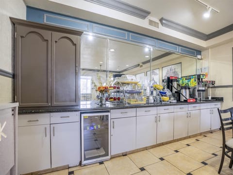 Days Inn & Suites by Wyndham Webster NASA-ClearLake-Houston Hotel in Webster