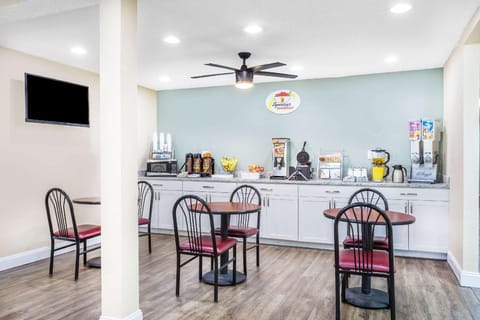 Super 8 By Wyndham Manning Hotel in Lake Marion