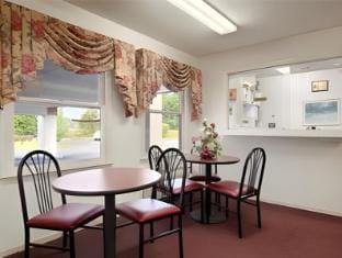 Super 8 By Wyndham Manning Hotel in Lake Marion