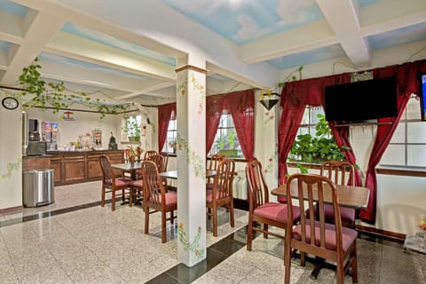 Super 8 By Wyndham La Marque Tx/Texas City Area Hotel in La Marque