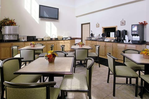 Super 8 By Wyndham Bowling Green North Hotel in Bowling Green