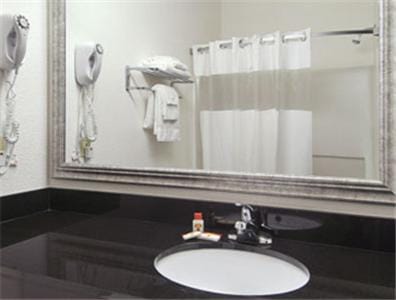 Super 8 By Wyndham Bowling Green North Hotel in Bowling Green