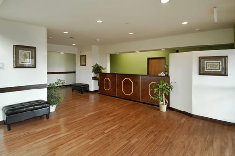 Super 8 By Wyndham Bowling Green North Hotel in Bowling Green