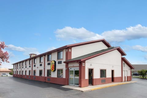 Super 8 By Wyndham Crystal Lake Hotel in Crystal Lake