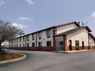 Super 8 By Wyndham Crystal Lake Hotel in Crystal Lake