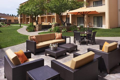 Courtyard by Marriott Minneapolis-St. Paul Airport Hotel in Mendota Heights