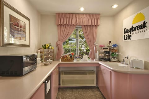 Days Inn by Wyndham Hayward Airport Hotel in San Lorenzo