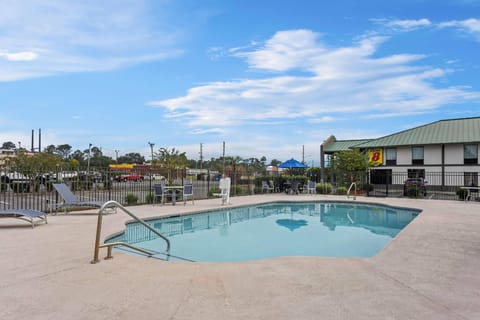 Super 8 By Wyndham Valdosta/Conf Center Area Hotel in Valdosta