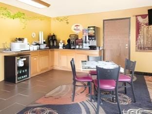 Super 8 by Wyndham Paris IL Hotel in Indiana