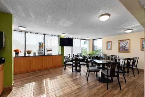 Super 8 By Wyndham Myrtle Beach - Market Common Area Hotel in Socastee