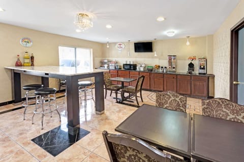 Super 8 By Wyndham Chicago O'Hare Airport Hotel in Des Plaines