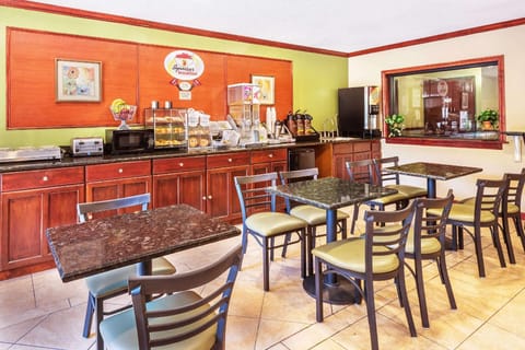 Super 8 By Wyndham Tilton/Lake Winnipesaukee Hotel in Tilton