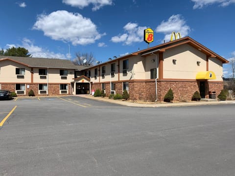 Super 8 By Wyndham Tilton/Lake Winnipesaukee Hotel in Tilton