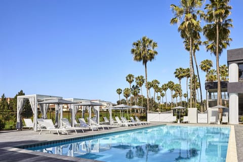 Swimming pool [outdoor]