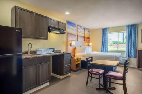Days Inn by Wyndham Evansdale Waterloo Hotel in Waterloo
