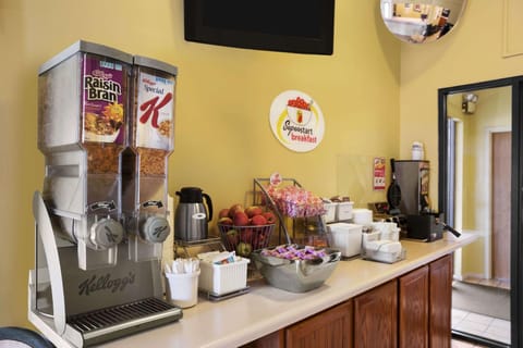 Super 8 By Wyndham Marion Hotel in Marion