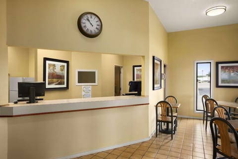 Super 8 By Wyndham Marion Hotel in Marion