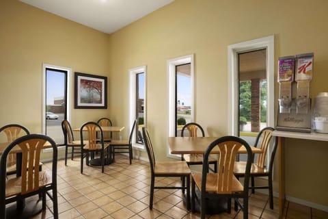 Super 8 By Wyndham Marion Hotel in Marion