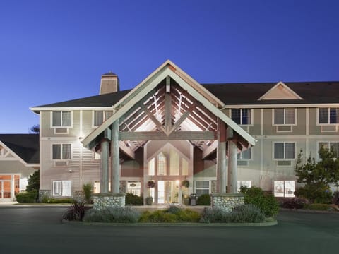 La Quinta Inn & Suites by Wyndham Newport Hotel in South Beach