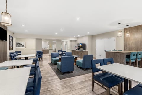 La Quinta Inn & Suites by Wyndham Newport Hotel in South Beach