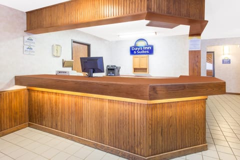 Days Inn & Suites by Wyndham Davenport East Hotel in Bettendorf