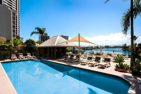 Swimming pool [outdoor]
