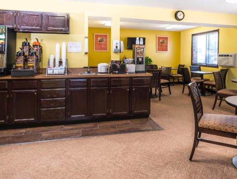 Super 8 By Wyndham Lincoln West Hotel in Lincoln