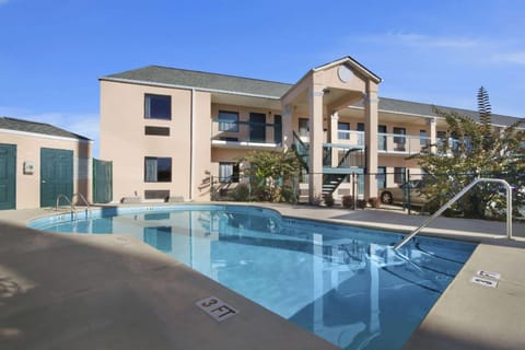 Days Inn By Wyndham Lexington/Columbia Hotel in Leesville