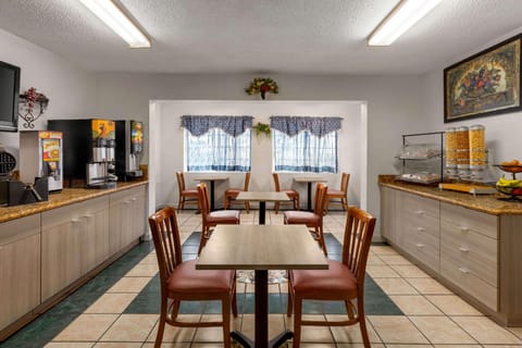 Microtel Inn & Suites by Wyndham Lincoln Hotel in Lincoln