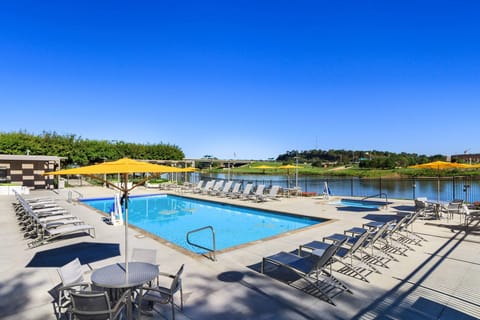 Swimming pool [outdoor]