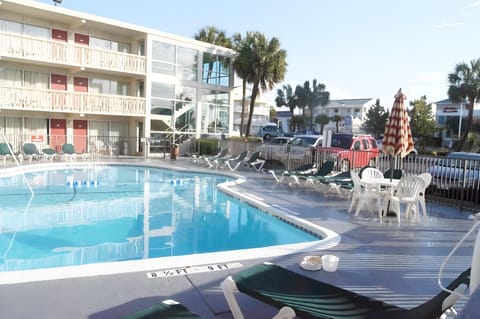 Swimming pool [outdoor]