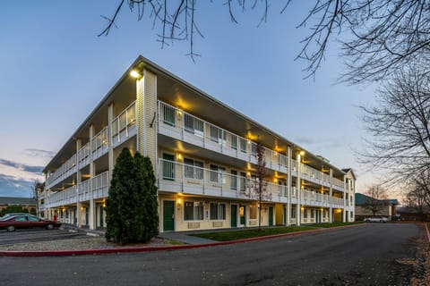 HomeTowne Studios Spokane - Valley Hotel in Spokane Valley