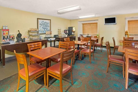 Microtel Inn & Suites by Wyndham Atlanta Airport Hotel in College Park