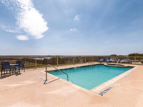 Swimming pool [outdoor]