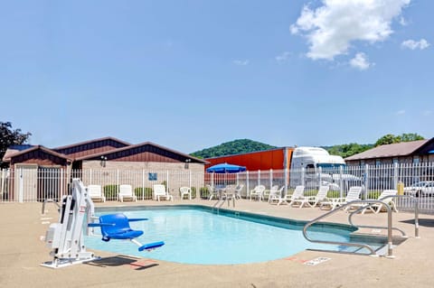 Swimming pool [outdoor]