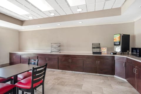 Red Roof PLUS+ & Suites Vicksburg Hotel in Vicksburg