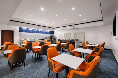 La Quinta Inn & Suites by Wyndham Denton - University Drive Hotel in Denton