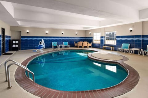 La Quinta Inn & Suites by Wyndham Denton - University Drive Hotel in Denton