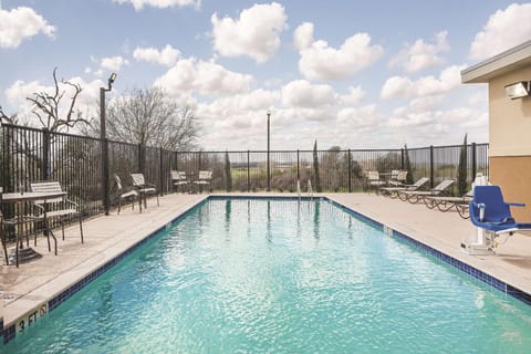 Swimming pool [outdoor]